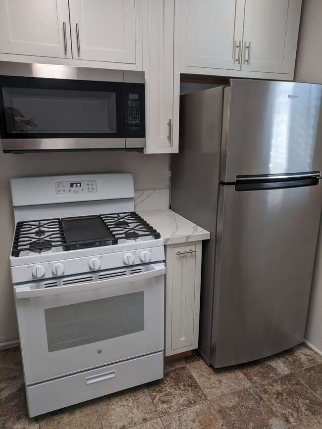 New Kitchen Appliances & Cabinets - 4039 Gresham St