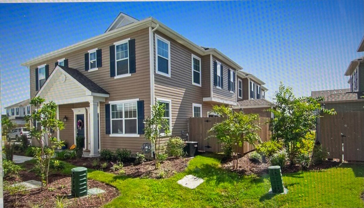 Building Photo - 1621 Halesworth Ln