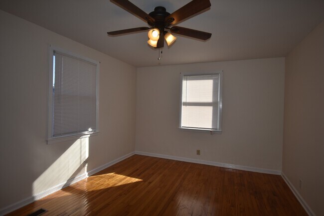 Foto del edificio - 2 Bedroom Duplex Close to MTSU & Downtown ...