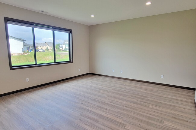 Building Photo - 2208 Lucerne Ave