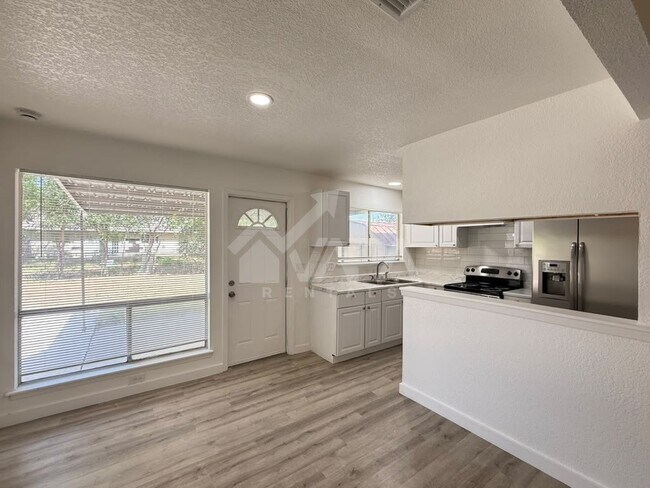 Foto del edificio - 2706 Lake Briar