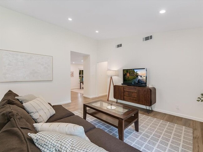 Building Photo - Recently Renovated throughout! Light and B...