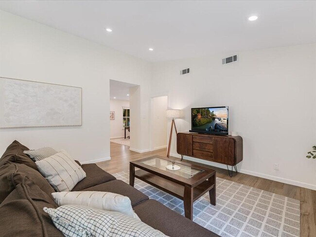 Foto del edificio - Recently Renovated throughout! Light and B...