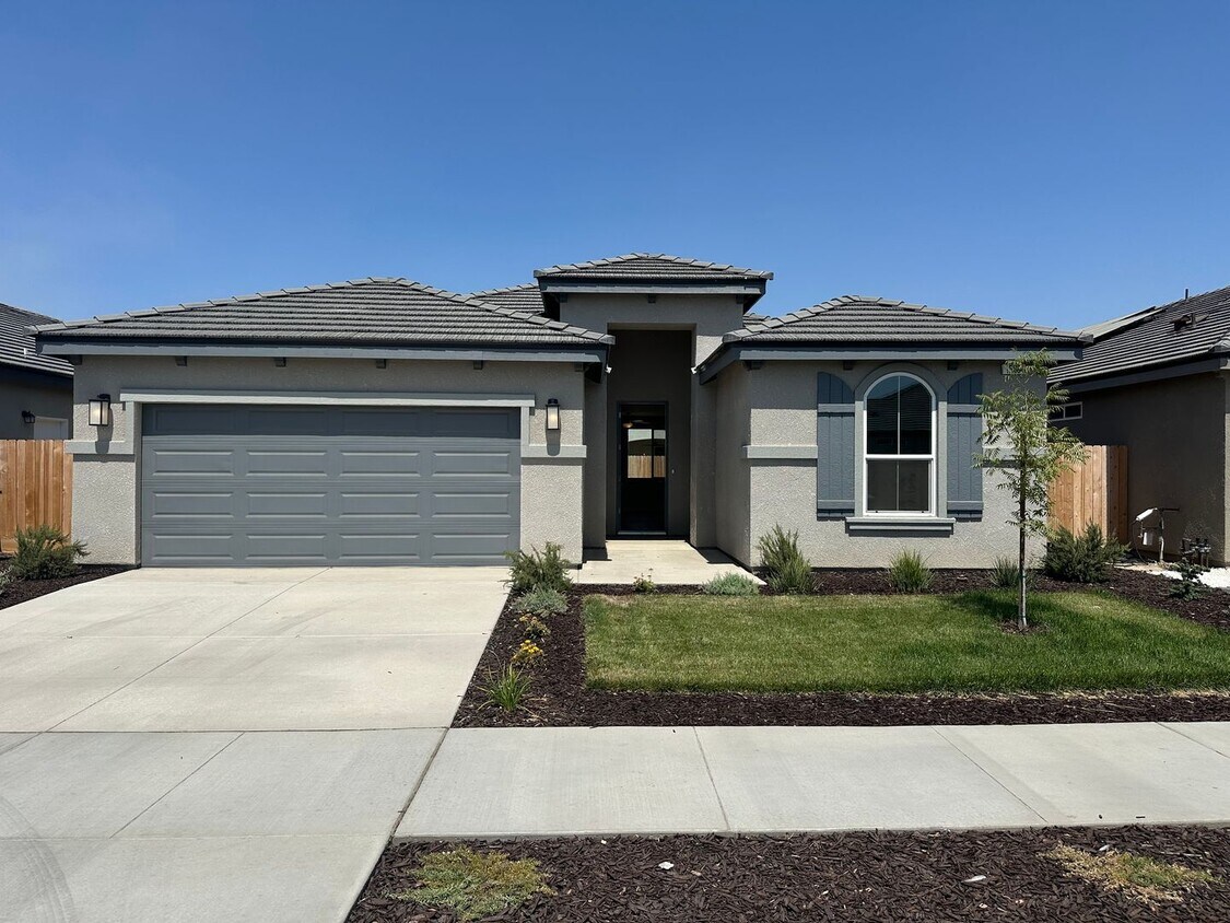 Foto principal - Brand new home in Kerman Ca