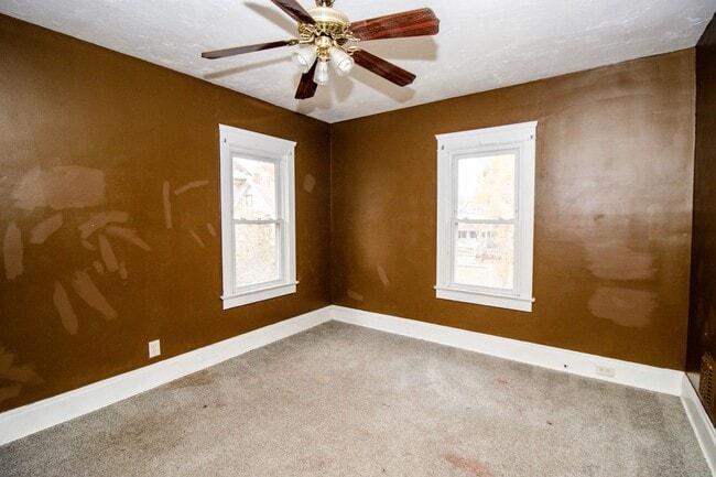 Building Photo - 9711 Parmelee Ave