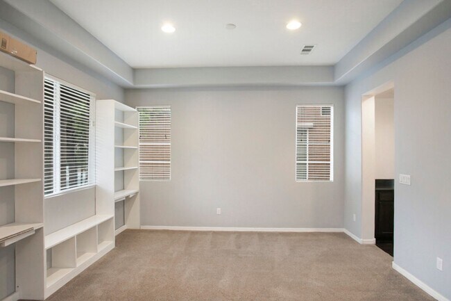 Foto del edificio - 3 Story Home With Large Loft IN Providence