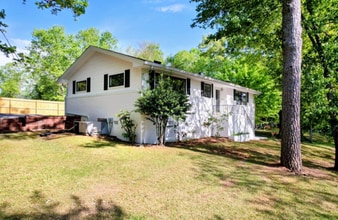 Building Photo - 3015 Pine Dr NE