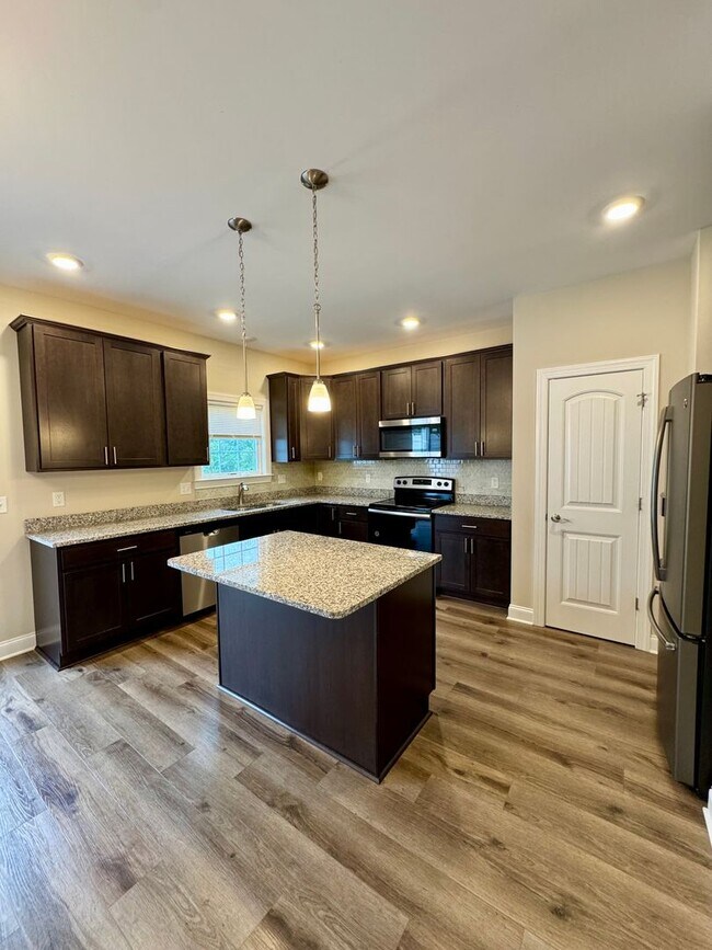 Building Photo - *LIKE NEW!* 3BR/2.5BA Townhouse in Crescen...