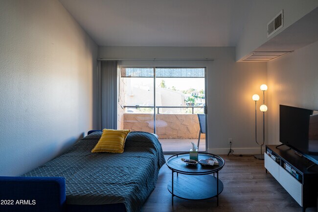 Foto del edificio - 8055 Thomas Rd