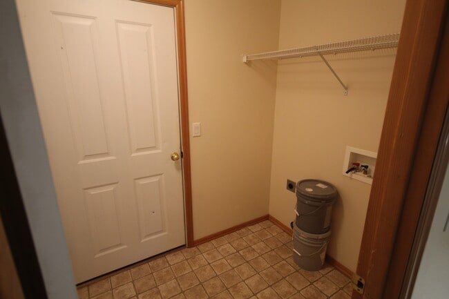 Building Photo - SW Redmond 3 Bdrm House, 2 Bath, Gas Heat & A/C, Patio & Fenced Yard, Dbl Garage