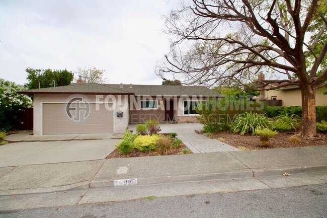 Building Photo - 599 Tamarack Dr