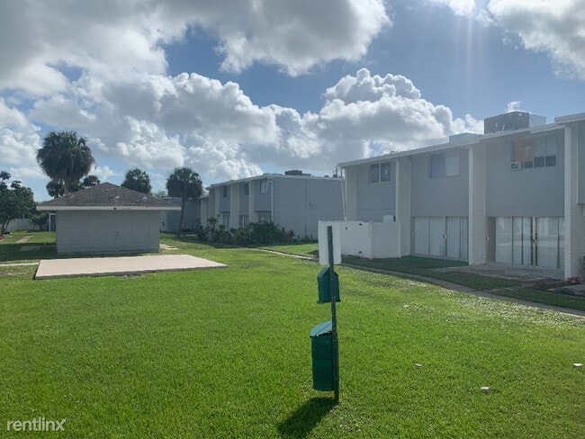 Building Photo - 807 N Fiske Blvd