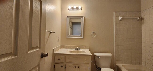 Building Photo - 404 Creek Cove