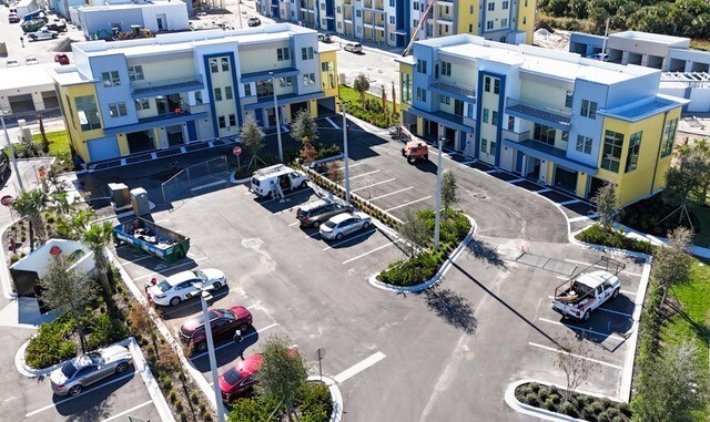 Foto del edificio - Modern townhome in Addison Square