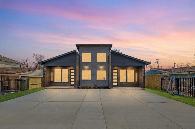 Building Photo - 5034 Pershing St