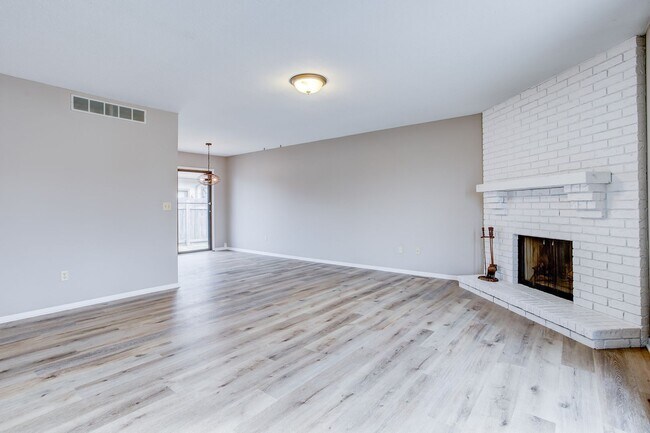 Foto del edificio - Four Bed, Two Bath!