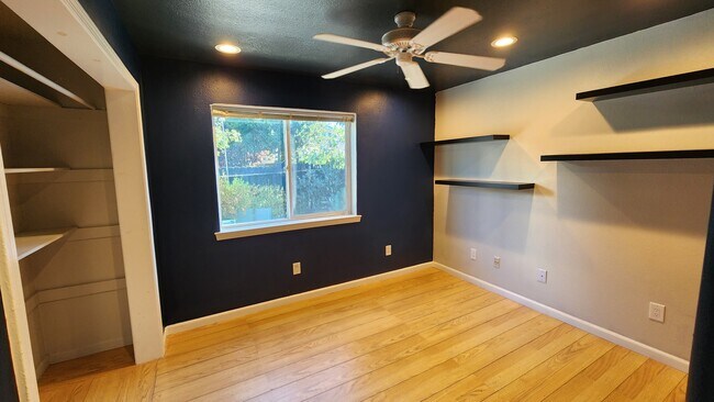 Building Photo - 6558 Simson St
