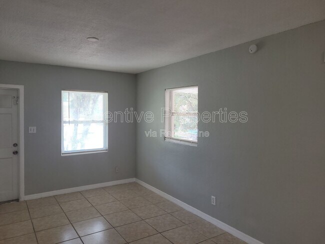 Foto del edificio - 7803 Mandarin Dr
