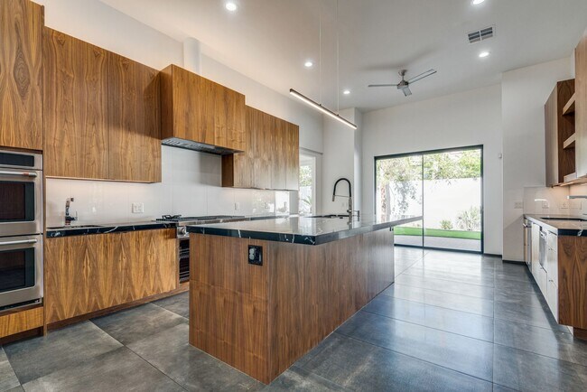 Foto del edificio - Luxury Summerlin Living in Gated Canyon Cr...
