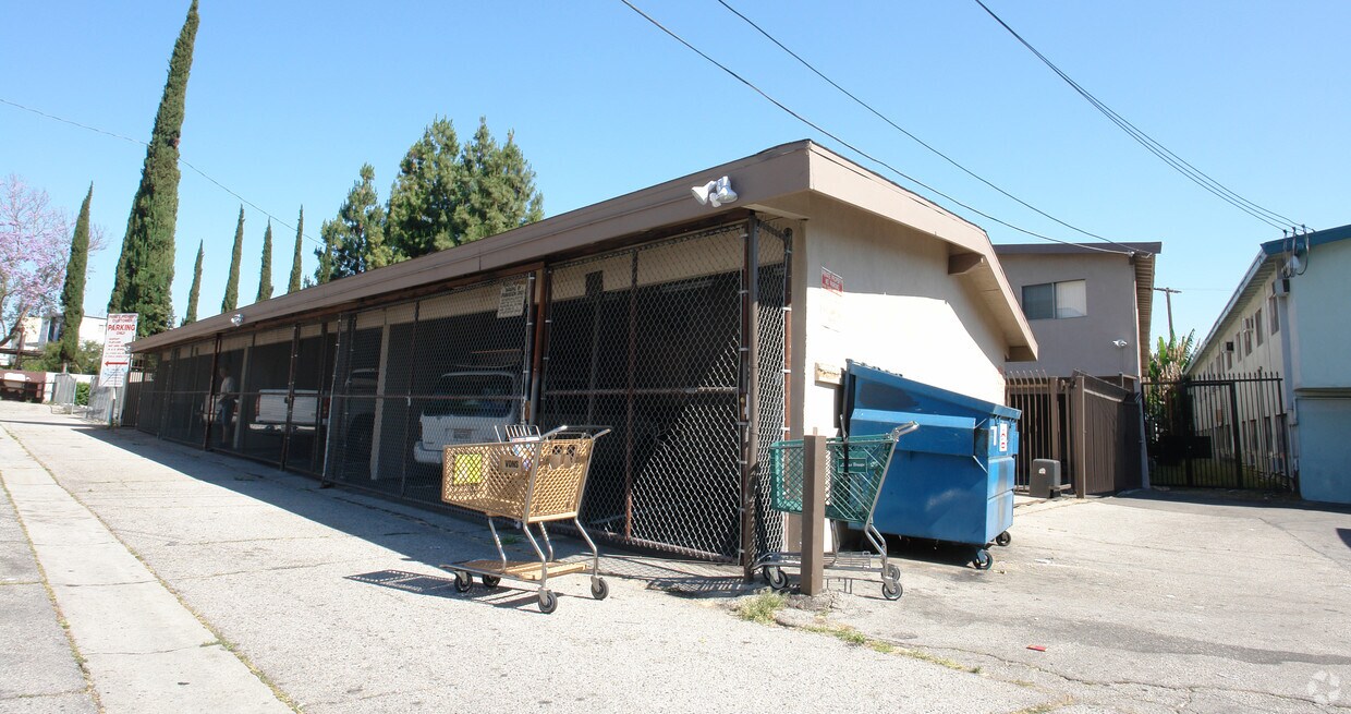 Estacionamiento - Tarzana Gardens