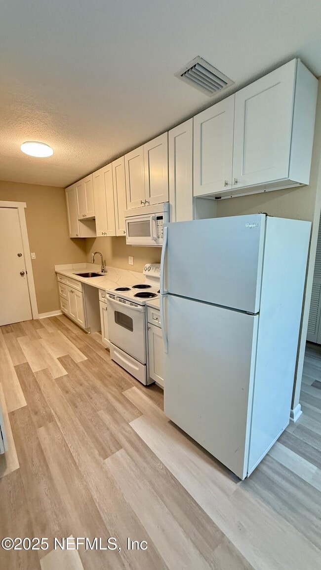 Building Photo - 696 Kestner Rd