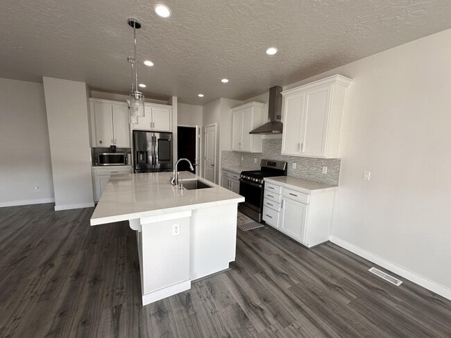 Building Photo - 121 N Independence Way