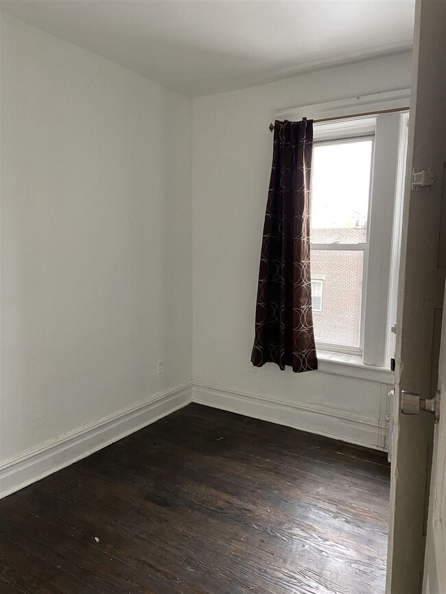 Building Photo - 440 60th St