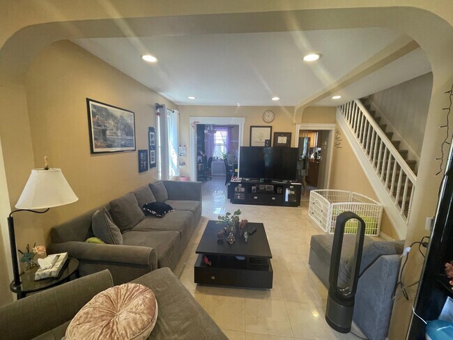 Building Photo - 62 Hille Pl
