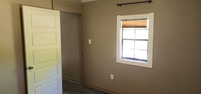 Building Photo - 1  BEDROOM AND 1 BATH TINY HOME / ALL UTIL...