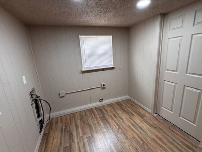 Foto del edificio - All brand new inside! A true 4 bedroom in Moore Schools, no carpet, All luxury vinyl plank!