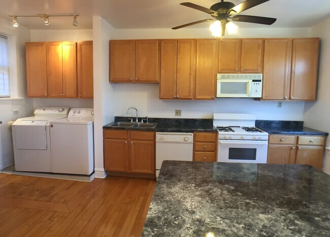 Foto del edificio - 3025 W Addison St