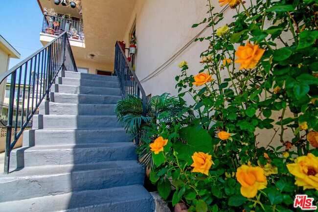 Foto del edificio - 333 S Serrano Ave