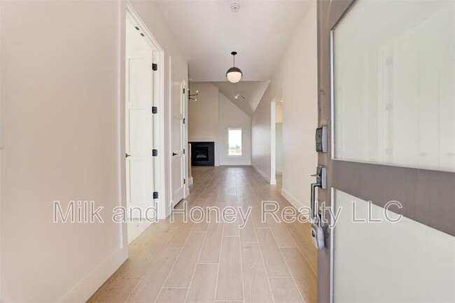 Building Photo - 1007 River View Dr