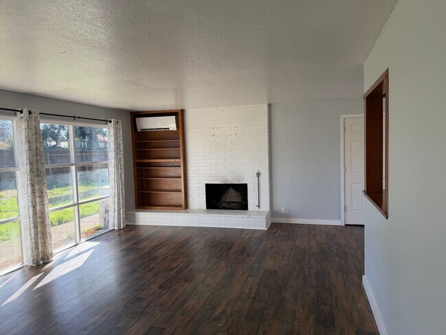 Foto del edificio - Updated 3 bedroom 1.5 bathroom house in Springfield!