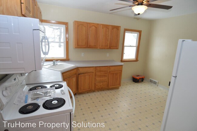 Building Photo - 4 br, 2 bath House - 831 N. 4th St.