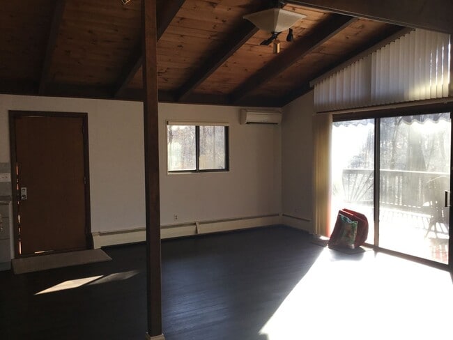 Building Photo - 850 Twin Oaks Dr
