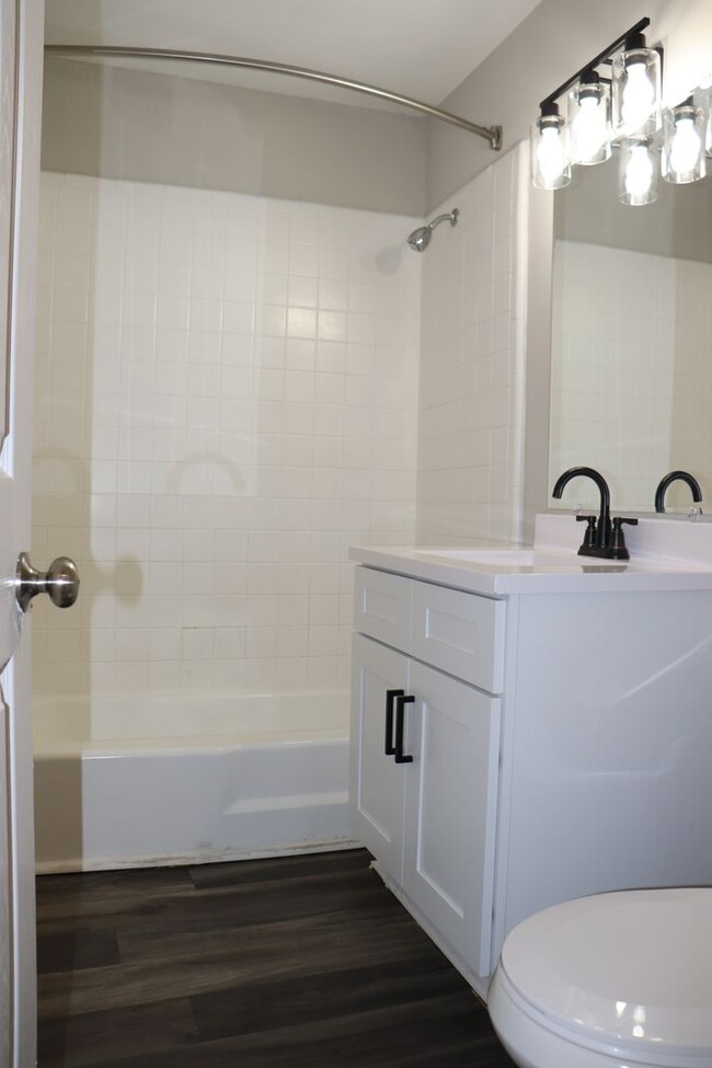 Building Photo - SPECIAL - Beautifully Renovated 2 Bedroom ...