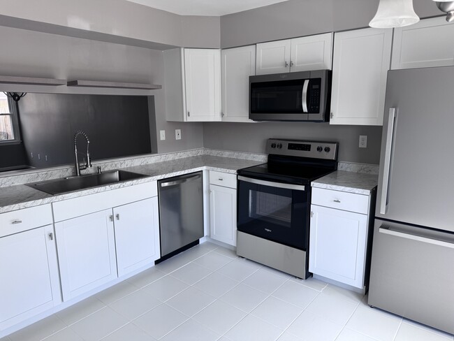 Building Photo - 1376 Battleford Dr