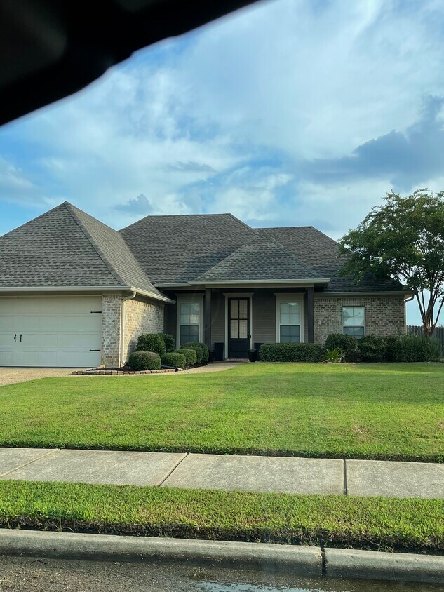 Primary Photo - 166 Lakeway Dr