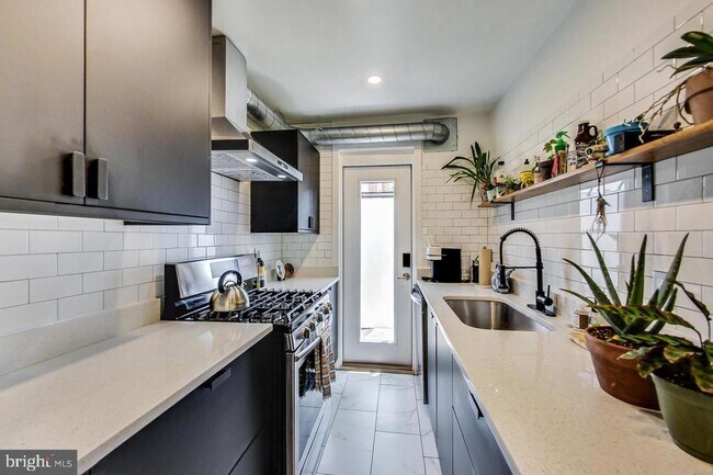 Foto del edificio - 213 Hawaii Ave NE