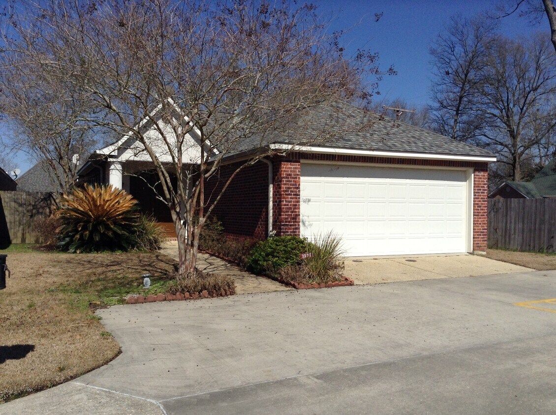 Primary Photo - 10153 Hyde Park Ct