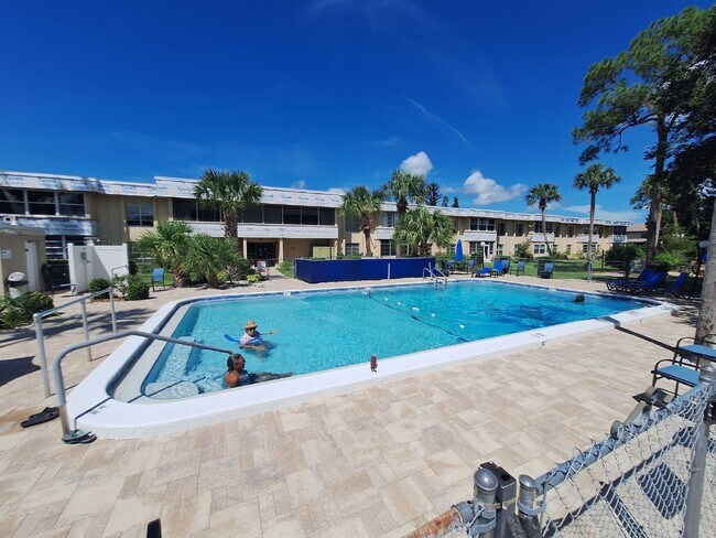 Foto del edificio - 2437 Harbor Blvd