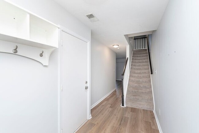 Foto del edificio - Spacious Updated 2 Bedroom Townhome in Bea...