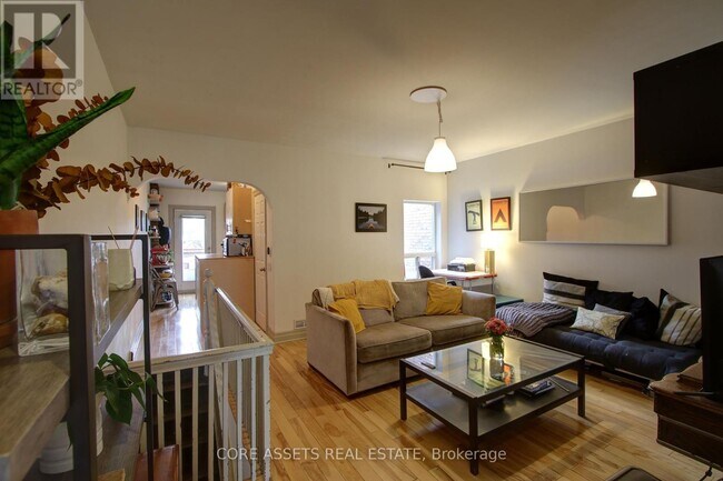 Photo du bâtiment - 1012 Ossington Ave