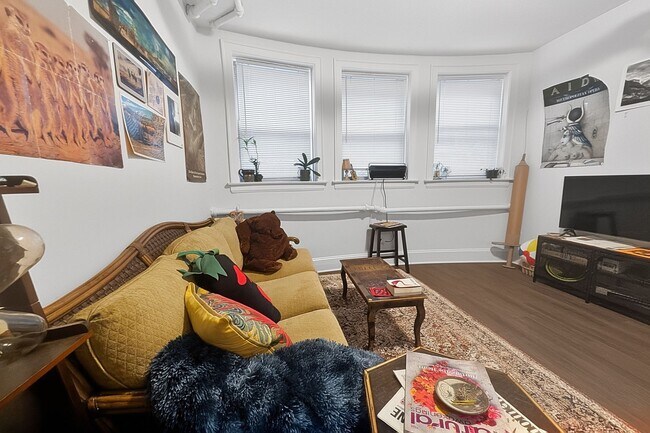 Foto del edificio - Newly Renovated 1 BR in Loyola on Lovely Quiet Block