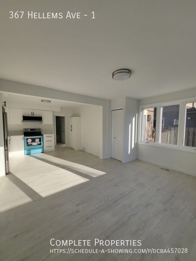 Building Photo - Main Floor 2 Bedroom with Back Deck, Priva...