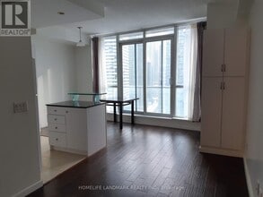 Building Photo - 8 York St