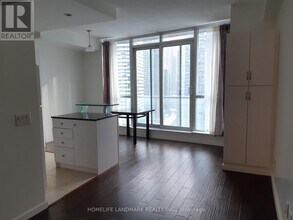 Building Photo - 8 York St