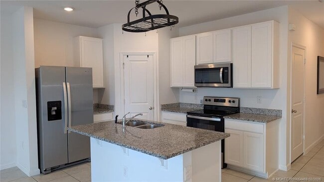 Building Photo - 373 SE Sea Hunt Wy