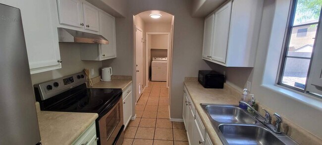 Foto del edificio - 564 W 12th St